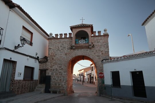Puerta de entrada al casco de Org&aacute;z, Toledo.