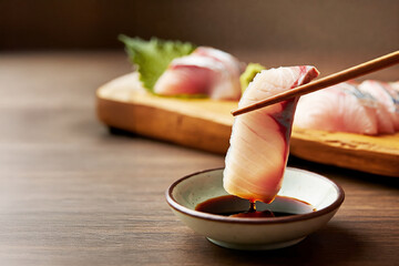 ブリの刺身を醤油に漬ける