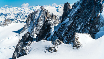 Paysage montagneux hivernal - Vue aérienne des Alpes