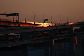 夕陽に照らされた高速道路