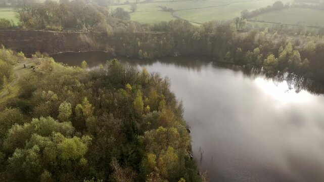 Nat&uuml;rlicher Steinbruch Wallhorn Skulpturenweg - Sch&ouml;ner See mit Wald