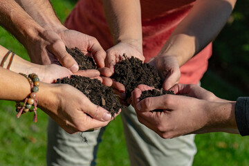 Mains unies autour de la nature et du sol fertile