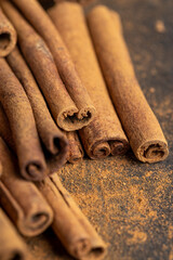 whole spice cinnamon and powdered cinnamon on the table