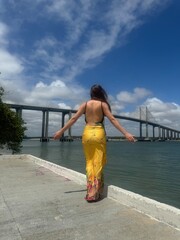 mulher em viagem  visita a ponte newton navarro 