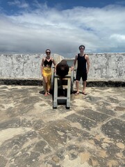 casal de turistas  em visita a fortaleza dos Reis magos 
