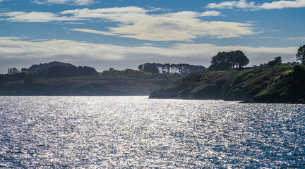 La côte Est de Belle-Ïle-en-Mer à côté de Le Palais vue depuis la mer, Finistère, Bretagne, France