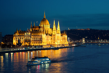 Fototapeta premium Hungarian parliament building night view