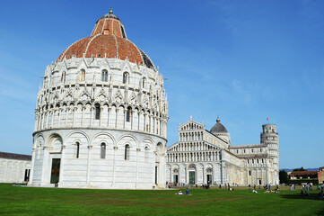 Pisa's great architectural attarctions; baptistery, cathedral and leaning tower