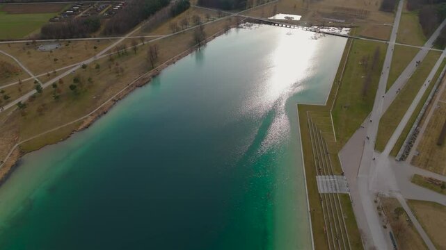 Munchen, Deutschland Riemer See Ansicht von oben. Aerial view on Lake Riemer See in Munich. Riemer Park in Messestadt. Large clear lake at Muenchech Park. Bugasee. Messe Riem. Badesee im Riemer Park. 