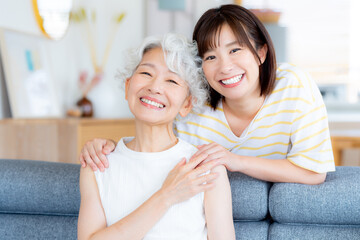 リビングでくつろぐ仲良し親子