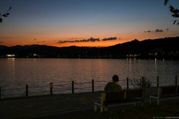 호수와석양