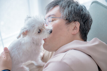 ペットと優しい男性