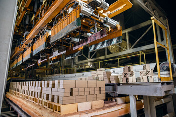 Automated robot manipulator for gripping and transferring bricks to conveyor belt, ceramic factory