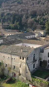 Abbazia di Farfa dell'Ordine Benedettino, nei pressi di Roma, Lazio, Italia. 
Vista aerea del borgo dell'Abbazia di Farfa, piccolo villaggio turistico nella Sabina, Lazio.
