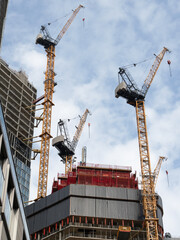 Großbaustelle in einer Großstadt - Baukräne und Hochhäuser