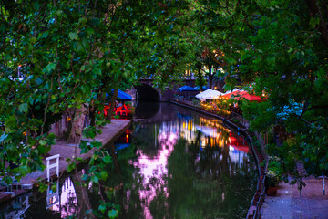 Gastronomie an der Oude Gracht in der Innenstadt von Utrecht, Niederlande