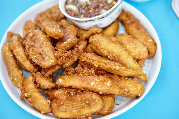 Deep-fried banana with sweet sauce