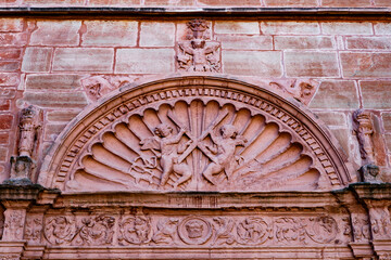 Façade with two angels in Villanueva de los Infantes