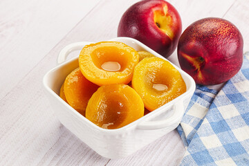 Canned peaches with sweet syrope