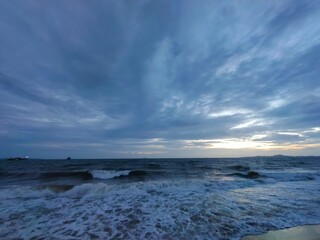 คลื่นซัดเข้าฝั่ง