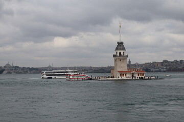 Naklejka premium Maiden Tower and Istanbul Bosphorus view in Istanbul, Turkey.