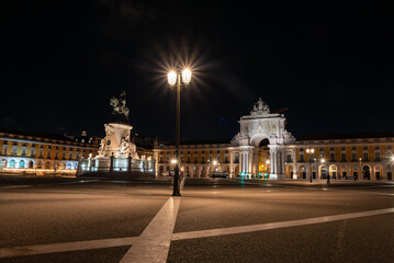 Obraz premium Iconic commercial square and the Rua Augusta Arch at night