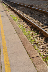 Obraz premium Detail of a train station platform and train tracks