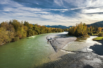 Herbstlicher Flusslauf der Isar in Lenggries – Naturerlebnis im bayerischen Alpenvorland