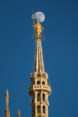 Luna sulla Madonnina del Duomo di Milano