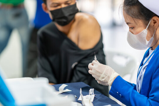 Nuse test a syring before inject patient.