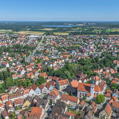Obraz premium Ausblick auf Hilpoltstein nahe des Rothsee in der Ferienregion Fränkisches Seenland