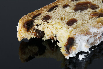 Nahaufnahme von angebissener Scheibe Christstollen