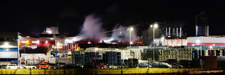 Industriekomplex bei Nacht