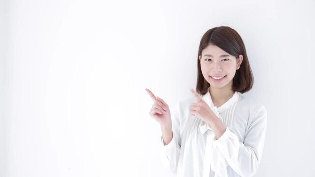 案内をする女性