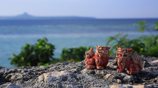 シーサーと沖縄の海