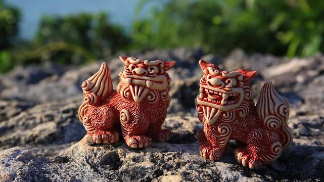 シーサーと沖縄の海