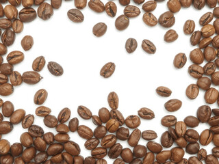 Naklejka premium Fresh brown coffee beans scattered on white background, showcasing their rich texture and color. Perfect for coffee lovers and culinary enthusiasts