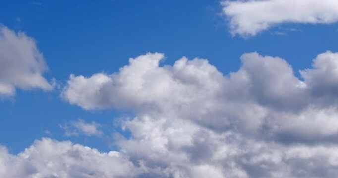 timeline r&aacute;pido de nubes pasando sobre cielo azul.