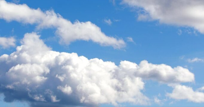 Paneo sobre nubes en cielo azul 