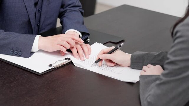 契約書の説明をする弁護士