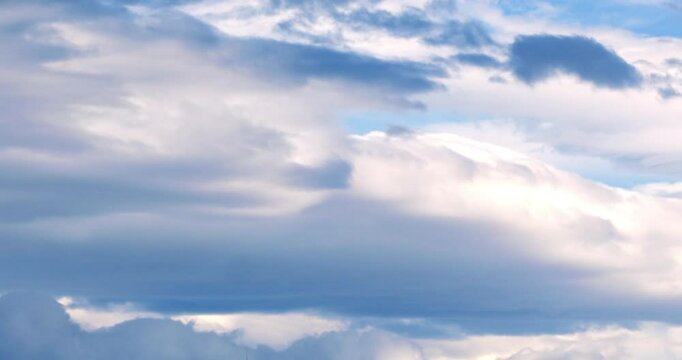 Timeline Nubes azules y blancas movi&eacute;ndose sobre cielo azul 