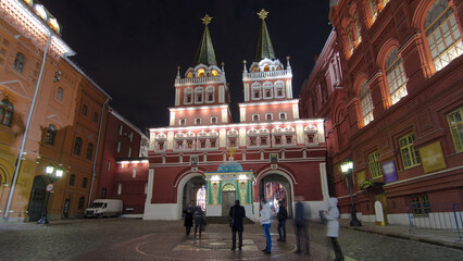 Naklejka premium Tourists walk on Red Square near the branch of the Historical Museum and the zero kilometer in Moscow. timelapse hyperlapse