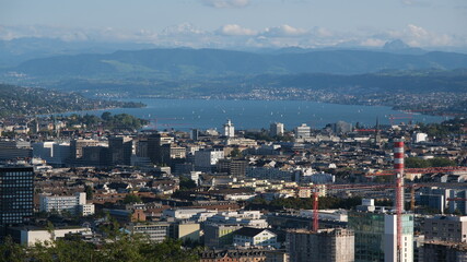 Blick auf die Stadt Zürich, Zuerichsee und die Berge im Hintergrund, Stadtpanorama, Schweiz