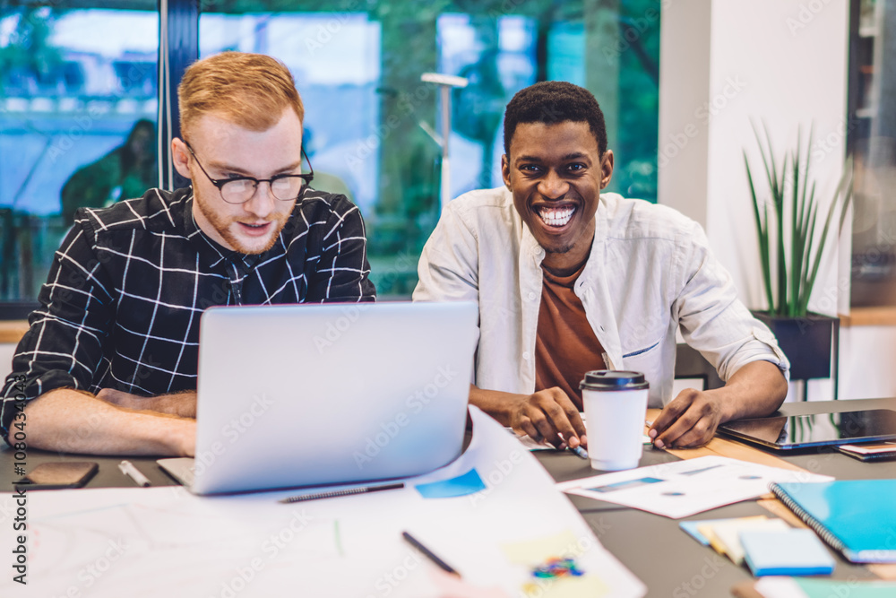 Aufkleber cheerful coworkers discussing funny video from social platform enjoying break for positive networkin