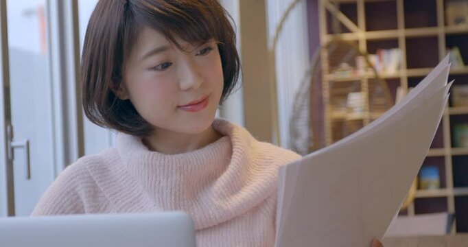 パソコン操作をする女性