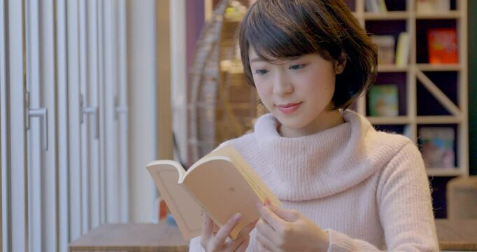 読書を操作をする女性