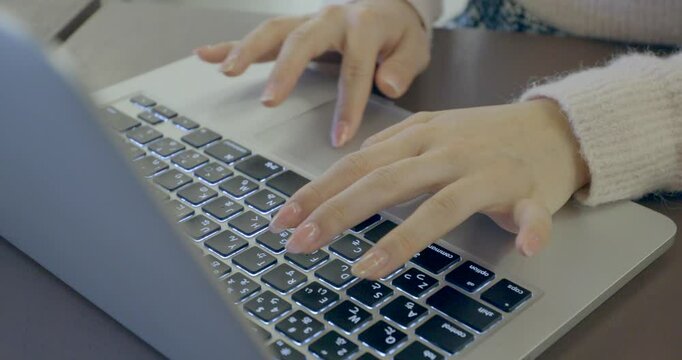 パソコンを操作をする女性の手元