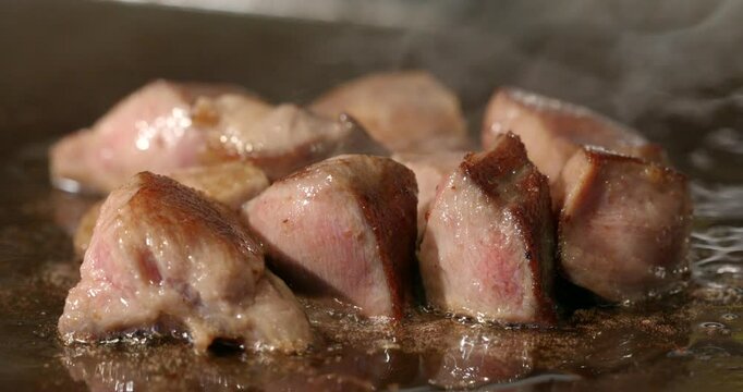 牛タン鉄板焼きのフランベ