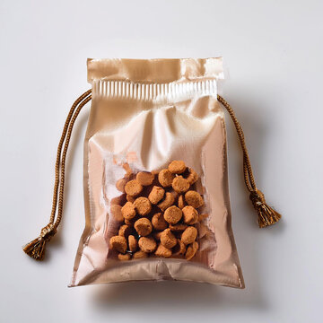  bolsa con granos, alimentos para mascotas en tonos neutros sobre fondo blanco, mockup