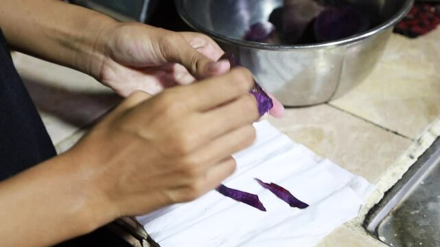 Ipomoea batatas L, peeling boiled purple sweet potatoes